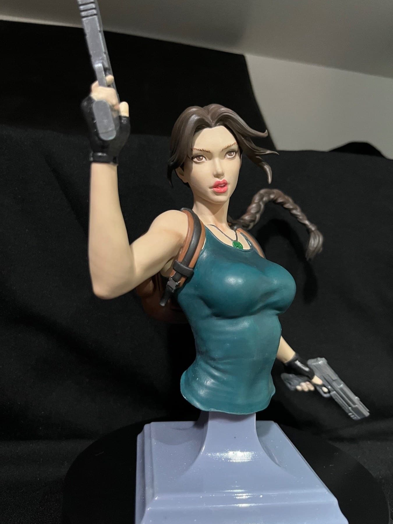 Imagem do produto Busto Lara Croft – Tomb Raider - Resina Pintado à Mão 12 cm